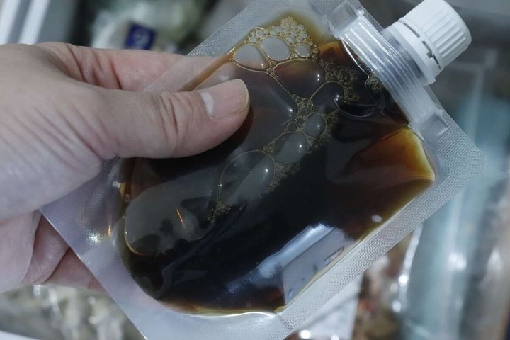 セリアの透明スパウトパウチ 3枚入り 150mLを凍らせる