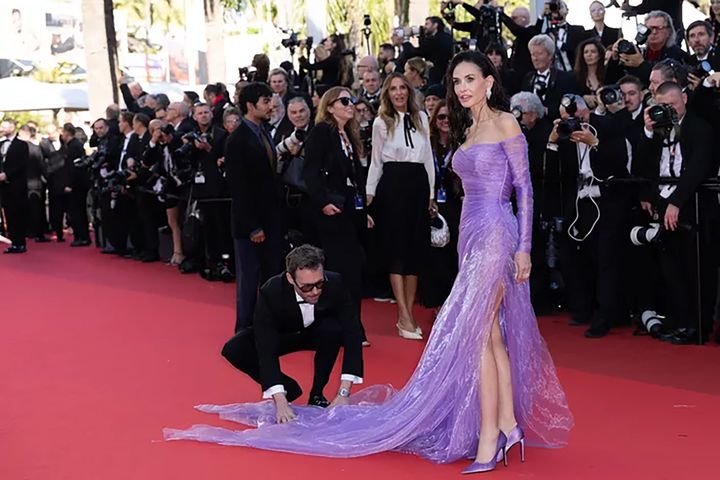カンヌ国際映画祭で、紫のドレスを着たデミ・ムーア