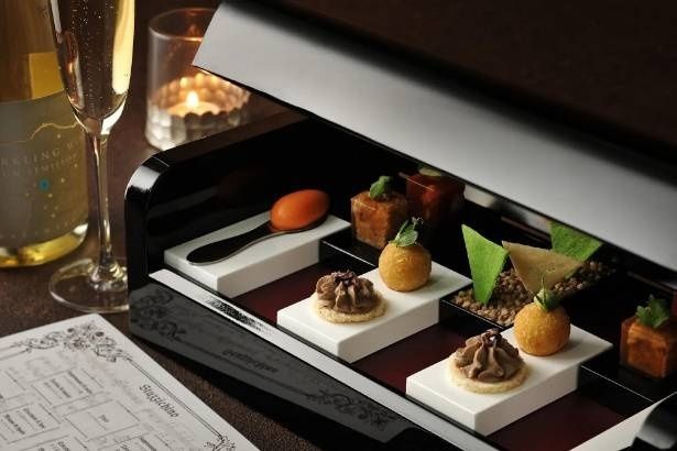 【写真】ピアノを模した器で提供するひと皿から始まるイタリアン