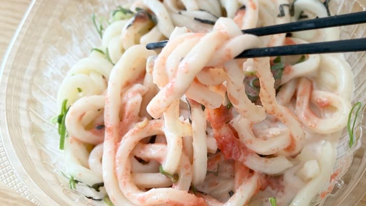 混ぜるほどにピリ辛クリーミー！【ファミマ】に人気うどん店とのコラボ麺