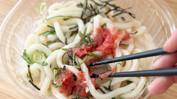 混ぜるほどにピリ辛クリーミー！【ファミマ】に人気うどん店とのコラボ麺