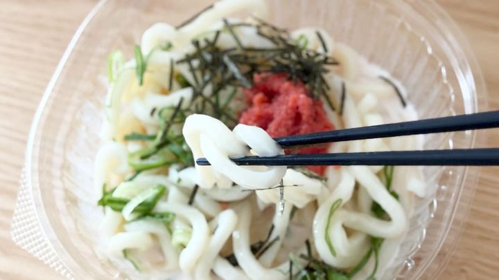 混ぜるほどにピリ辛クリーミー！【ファミマ】に人気うどん店とのコラボ麺