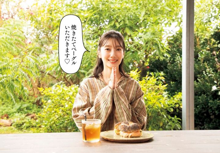 コモンズのベーグルサンドを前に手を合わせる波瑠さん「焼きたてベーグルいただきます♡」