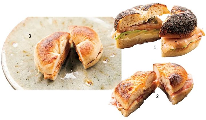 人気のベーグルサンドは、店頭で焼きたてを頰張りたい。ゴマ、ポピーシードなどをトッピングしたエブリシング、チーズ、プレーンの３種から好みのベーグルを選べる。1.ボリューミーなスモークサーモン＆アボカドサンド ¥1,100。 2.意外な組み合わせにハマる生ハム＆ハニー ¥990。 3.ザクザクと歯応えのある手作りのピーナッツバターサンド¥650。