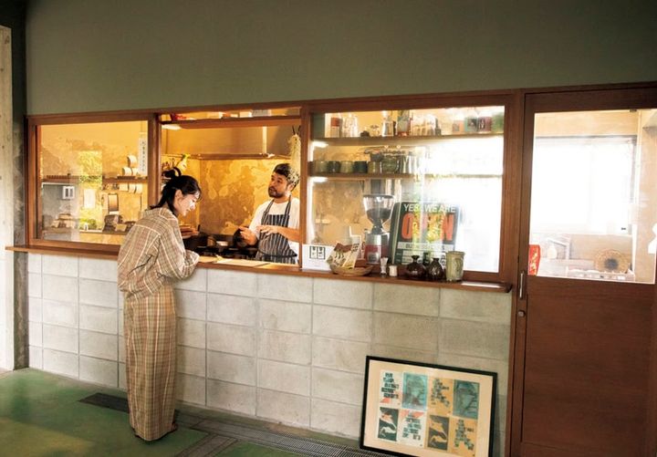 オープンキッチンでは店主の金城さんがベーグルサンドやサンドイッチを調理
