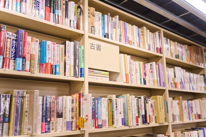 1階「世界の展望台」に登ると見つかるアウトレットと古書の棚