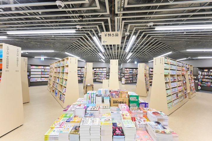 3階の中央「ひきこみの島」から見た、放射状に広がる書棚「みちびきの渦」