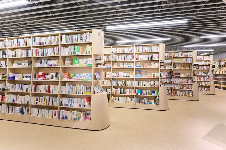 2階の特徴的な書棚「発見のさざ波」