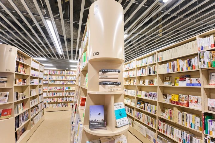 「三省堂書店 神田神保町本店」2階の内観