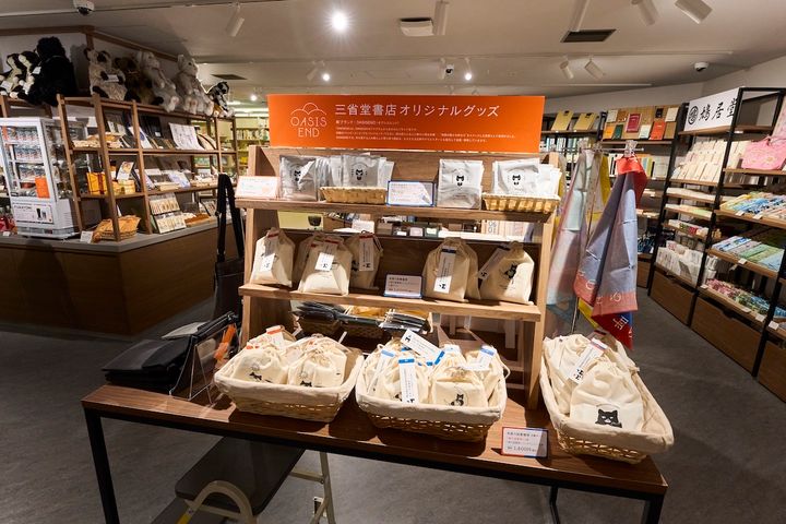 2階「神保町いちのいち」内にあるオリジナルブランドが並ぶコーナー