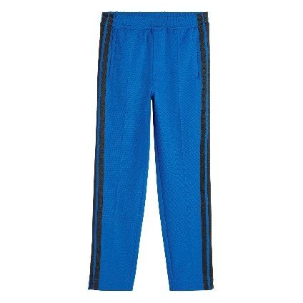 さらに、ブルーやブラックのテーパードトラックパンツ、リップストップ素材の七分丈パンツ、ニットセーターも揃う。