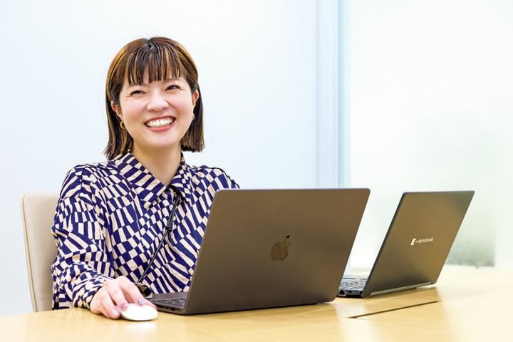 お仕事中の山本 玲さん