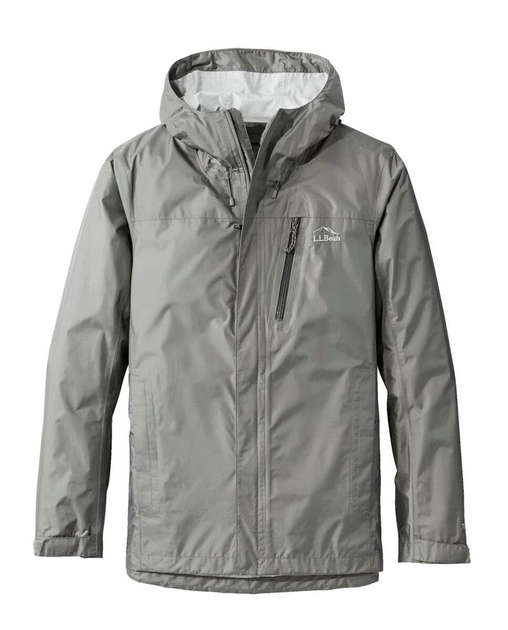 Trail Model Rain Jacketは、環境にも優しい再生ナイロン100%製。ポケット収納時のサイズは約18×28cmで、コンパクトに持ち運べるのも魅力。Trail Model Rain Pantsは、裾にジッパー付きで着脱しやすいデザインを採用している。
