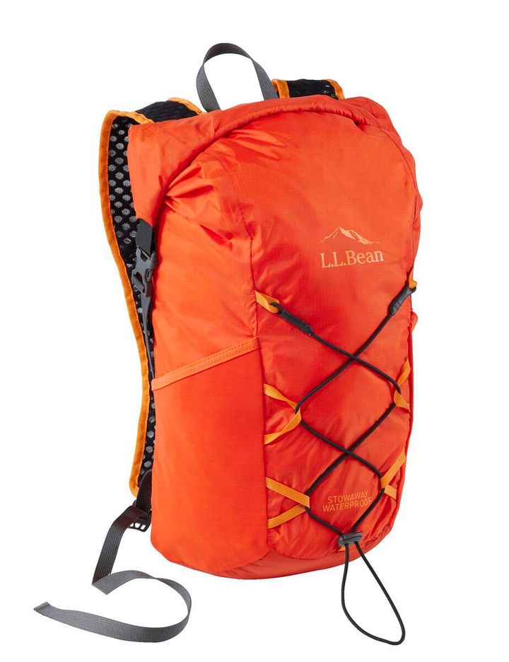 Waterproof Stowaway Day Packは、人気のストアウェイ・パックの防水バージョン。ロールトップ仕様と防水素材を採用し、縫い目はシール加工済み。水分の侵入を防ぐつくりとなっている。