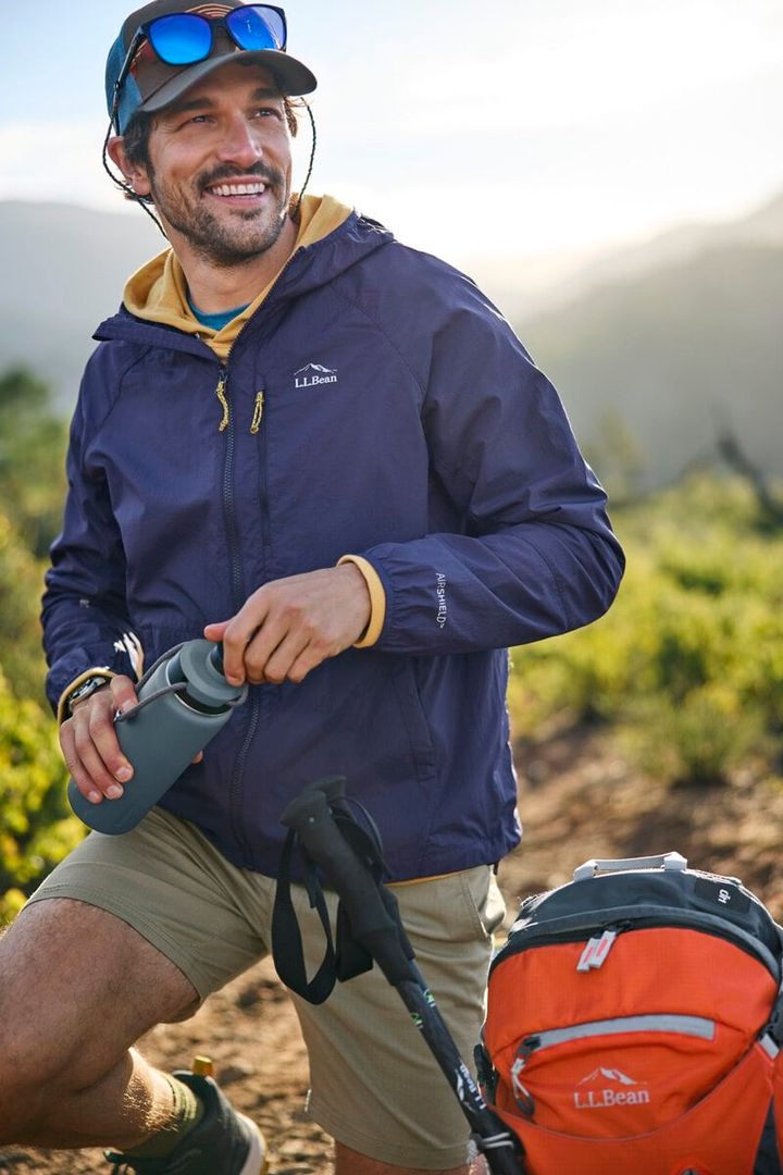 Stowaway Windbreakerは、約170gの軽量設計でコンパクトに収納可能。薄手ながらも丈夫な再生ナイロン素材を使用している。