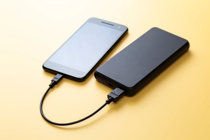 気温が高い日はモバイルバッテリーやスマホなどの保管場所に注意（画像はイメージ）