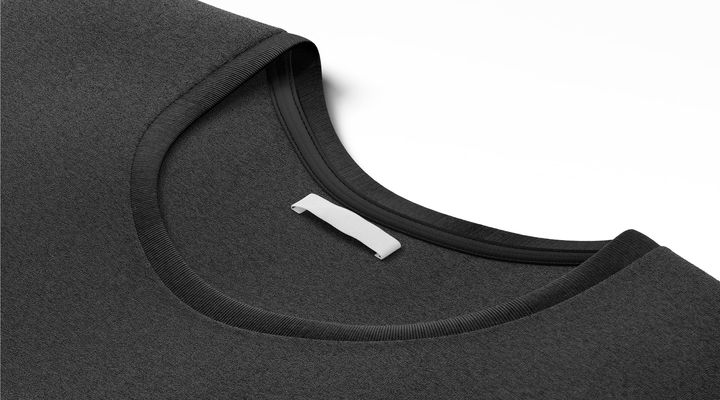 首の後ろにある洋服のタグで皮膚がチクチクしないようにする方法とは？（画像はイメージ）