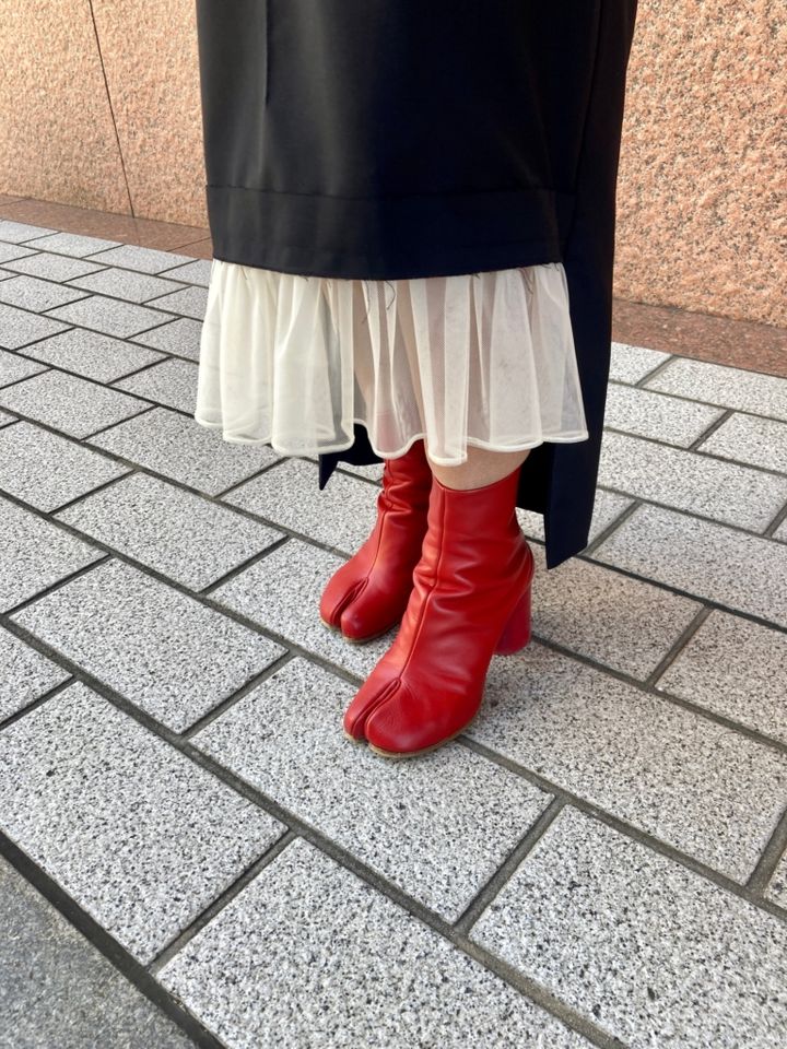 メゾンマルジェラの赤いタビブーツ