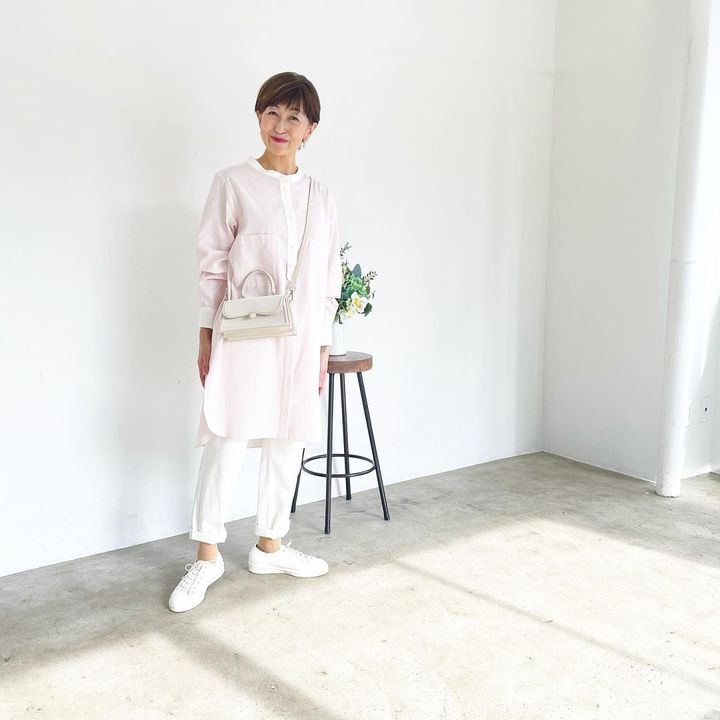 白をベースにした「ロングシャツ」は白パンツと