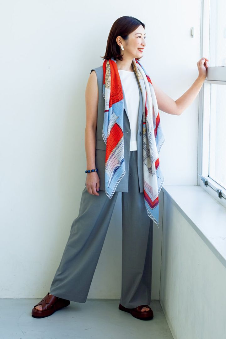 ジレ￥5,990、インに着たシャツ￥1,990、パンツ￥3,990／すべてユニクロ、ストール￥23,980／イヌイ・エディション、ブレスレット￥13,200／シルコ、サンダル¥77,000／チエ・ミハラ（すべてアッシュ・ペー・フランス）、イヤリング￥18,700／アビステ