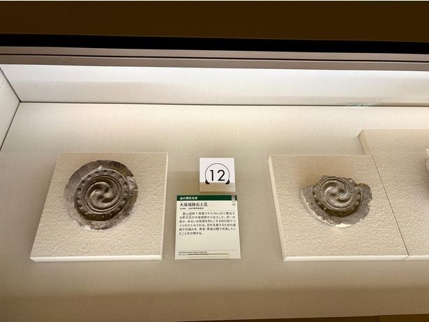 (左)大阪城跡出土瓦 16世紀 大阪市教育委員会蔵(通期展示)、(右)郡山城跡出土瓦 16世紀 奈良・大和郡山市蔵(通期展示)。文様を見比べてみよう