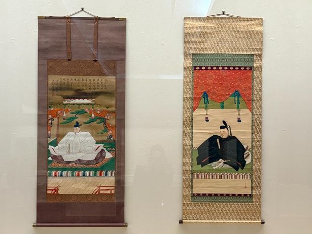 (左)豊臣秀吉像 桃山-江戸時代 17世紀 京都・高台寺蔵(前期展示)、(右)豊臣秀長像 1788年(天明8年) 奈良・春岳院蔵(前期展示)。後期では愛知・妙興寺に伝わる秀吉像、京都・大光院に伝わる秀長像に展示替えされる