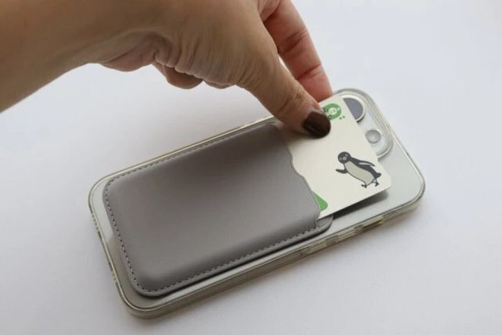 ダイソー 合皮製マグネット吸着式スマホ用カードホルダー 使用例