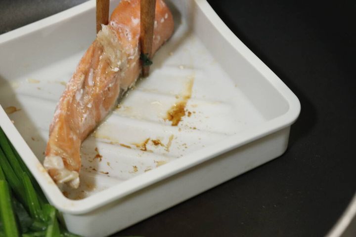 セリアの時短調理シリコントレーを使ってフライパンで焼いた鮭