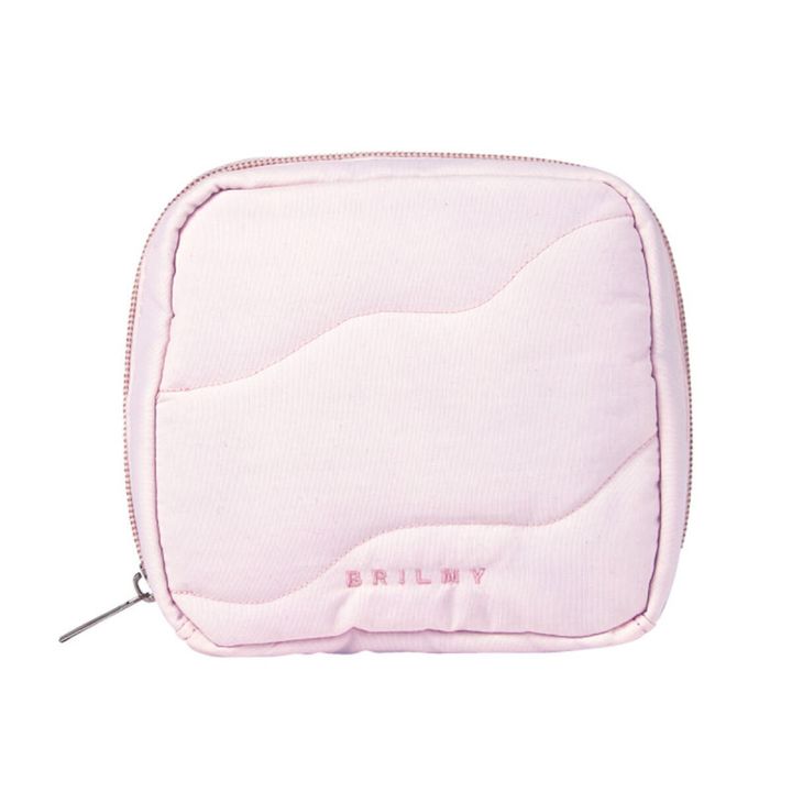 白背景に下部へBRILMYロゴが薄ピンクで刺繍された波型キルティングのSサイズ PALE PINKコスメポーチの正面写真