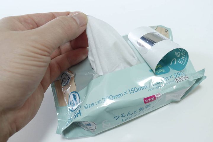 ダイソーの＆. 角質ケア用ボディシート（ザラザラ用、26枚）を開封する