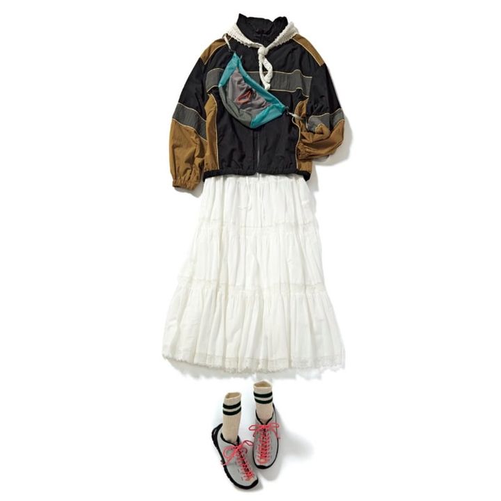 トラックジャケット￥14,300（シップス エニィ／シップス インフォメーションセンター） スカート￥49,500（ビリティス・ディセッタン／ビリティス） スカーフ￥20,900（ヴェニット／ハルミ ショールーム） サコッシュ￥12,100（エフシーイー®️／エフシーイーフラッグシップストア） ソックス￥1,375（靴下屋／タビオ） スニーカー￥16,280（キーン／キーン・ジャパン合同会社）