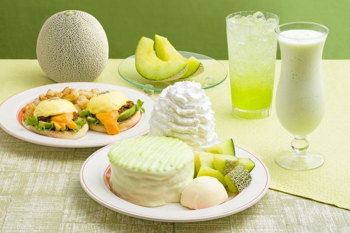 プレミアムメロンパンケーキとタコミートとアボカドのエグスンベネディクトなど