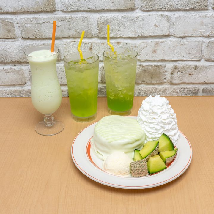 Eggs ’n Things「プレミアムメロンパンケーキ／タコミートとアボカドのエグスンベネディクト」