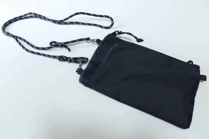 ダイソーの2WAYトラベルサコッシュを縦向きで使用する状態