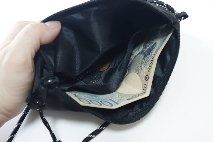 ダイソーの2WAYトラベルサコッシュは仕切り付きでお札を折らずに入れられる