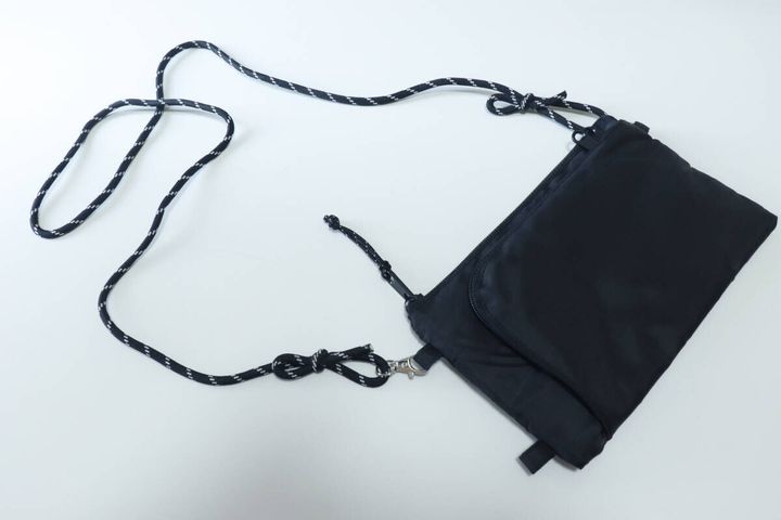 ダイソーの2WAYトラベルサコッシュを横向きで使用する状態