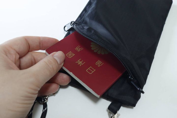 ダイソーの2WAYトラベルサコッシュはパスポートが入るサイズ感