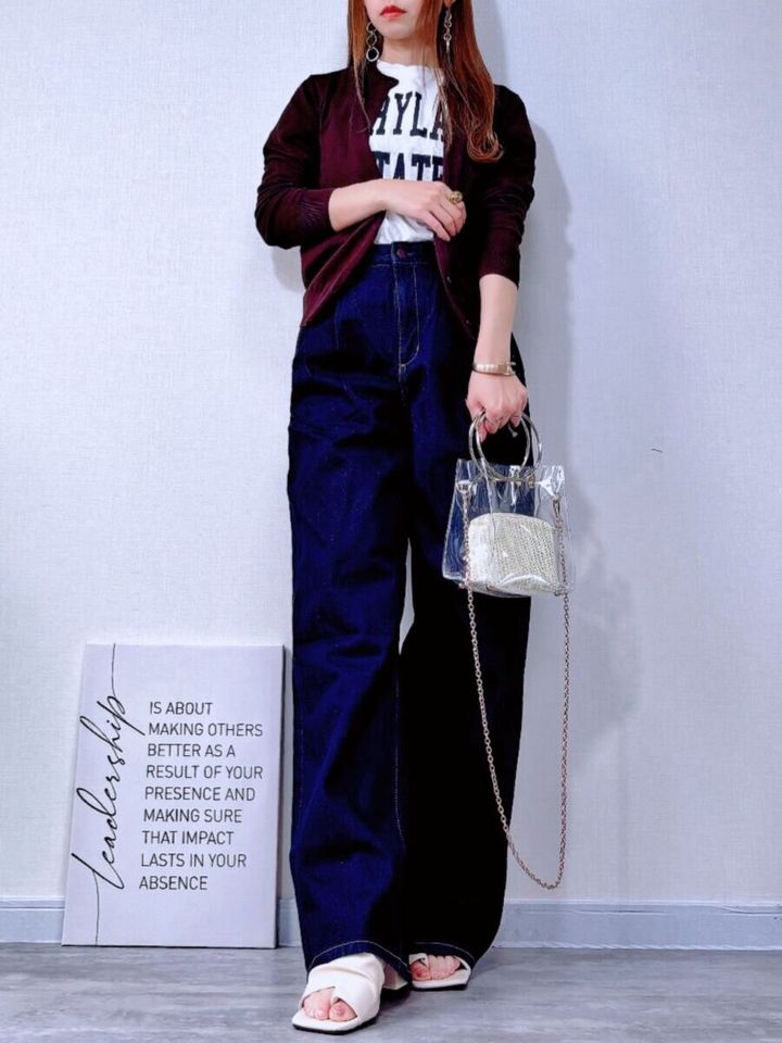 ユニクロ UVカットクルーネックカーディガン ダークブラウン×デニム羽織りコーデ