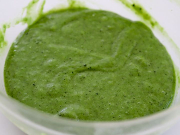 粉っぽさがなくなりなめらかにまとまった抹茶色のマフィン生地のガラスボウルの俯瞰写真