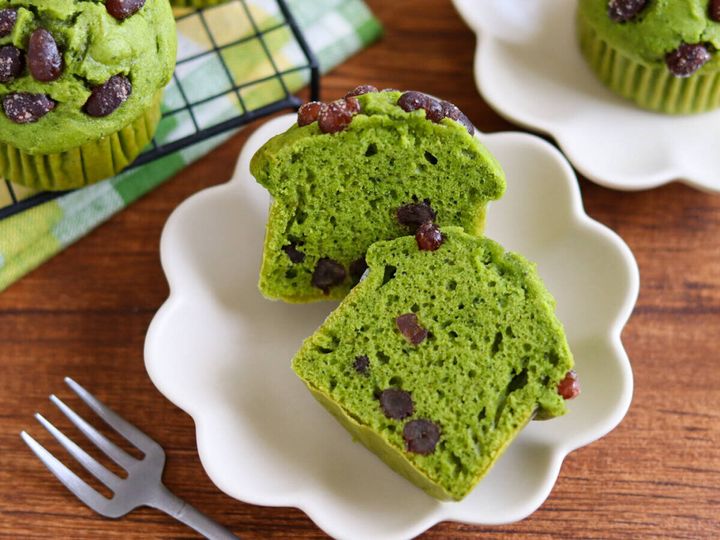 半分にカットした抹茶マフィンの断面写真。鮮やかな抹茶グリーンの生地の中に甘納豆が散らばっている