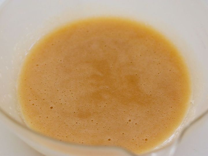 卵液にプレーンヨーグルトと米油を加えて乳化させたなめらかなクリーム色の液体の俯瞰写真