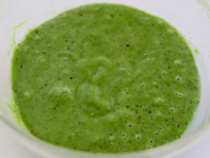 粉類と卵液を合わせた鮮やかな抹茶グリーンの生地が入ったガラスボウルの俯瞰写真