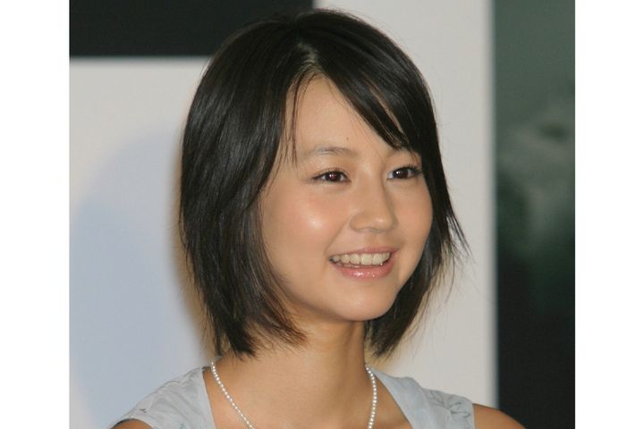 15歳当時の堀北真希さん（2004年7月28日、時事）