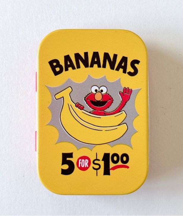 「BANANAS 5 FOR $1.00」のレトロパッケージ風デザインがアイコニックな缶ケース