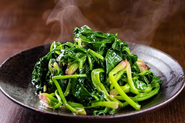青菜炒めがベチャッとしない！先に入れると色よく仕上がるものとは？【昔ながらの家事コツ〜調味料編】