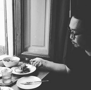 フォトグラファー・斉藤純平さん。地元食材や地酒が大好きな“自炊トラベラー”でもある