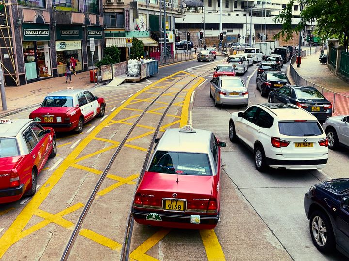 香港中心部を走る赤い車体のタクシー