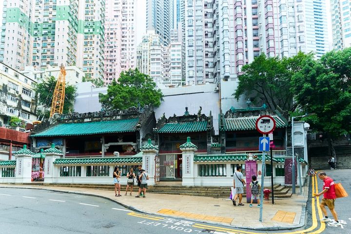 高層ビルと寺院が並ぶ、香港らしい街の風景