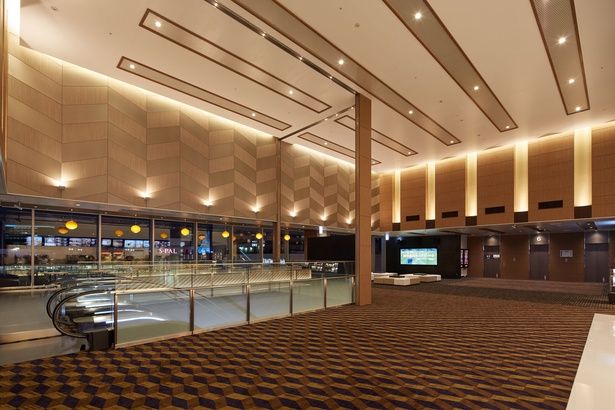 ガラス張りのロビーから見渡せる眺望が開放的！(写真は「TOHOシネマズ 仙台」) TM & [c] TOHO Cinemas Ltd. All Rights Reserved.