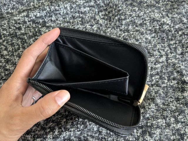 ATAOミニ財布を開いた内側。マチたっぷりのコインポケットと仕切りが見える